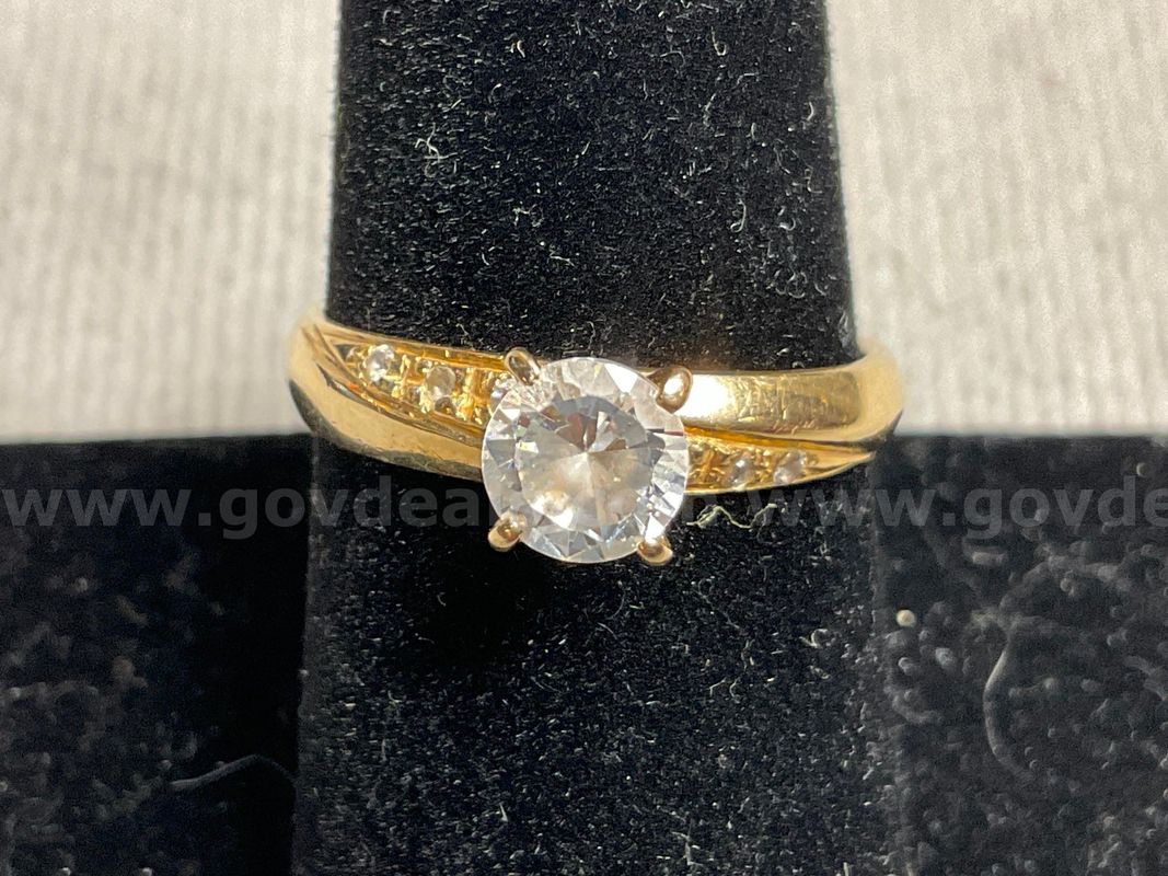 Gold Ring with Stones, Size 8, Weight 3.76g