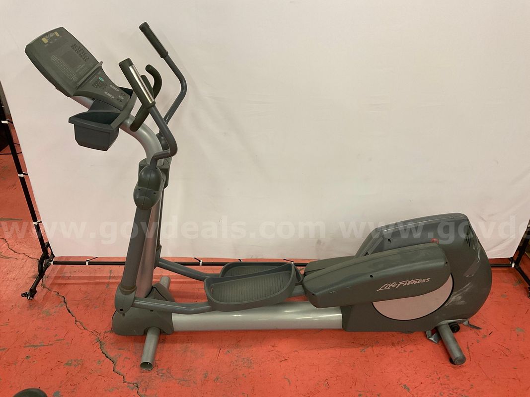 Life Fitness Elliptical, Model: CLSX, Powers On