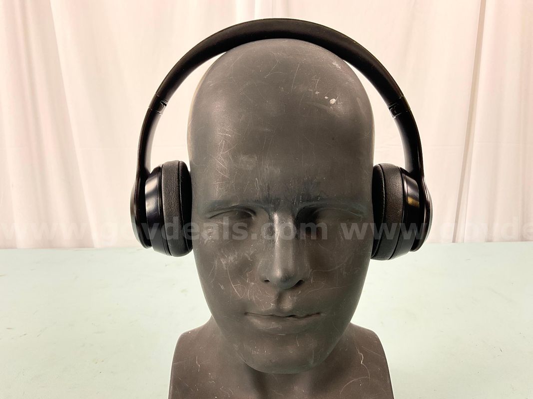 Beats Solo 3 Bluetooth Wireless Headphones, Powers On