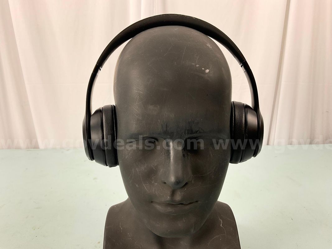 Beats Solo 3 Bluetooth Wireless Headphones, Powers On