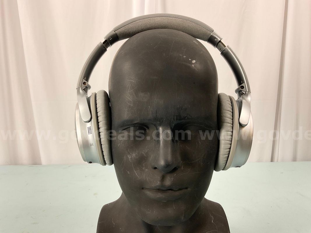 Bose QuietComfort 35 Bluetooth Wireless Headphones, Model 425948, Powers On