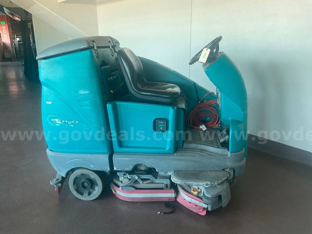 Tennant EC H20 T16 Ride Along Floor Scrubber, Powers On