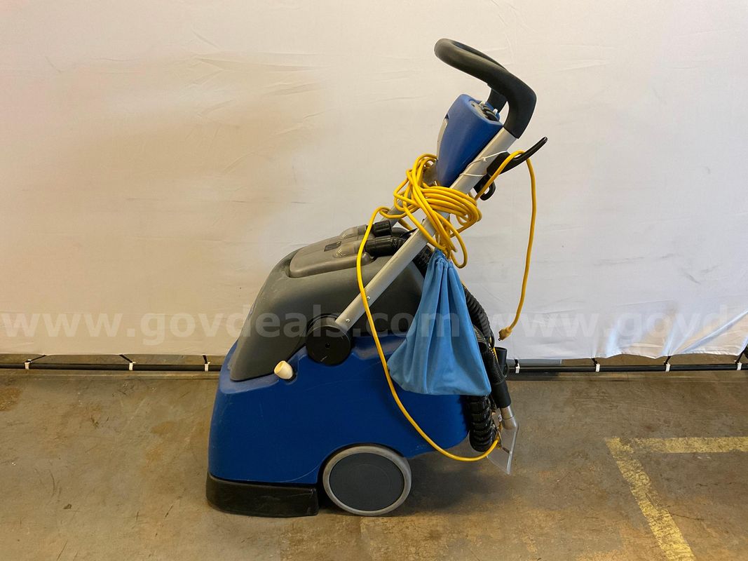 Windsor Clipper Duo Cleaner, Model CLPDU, Powers On