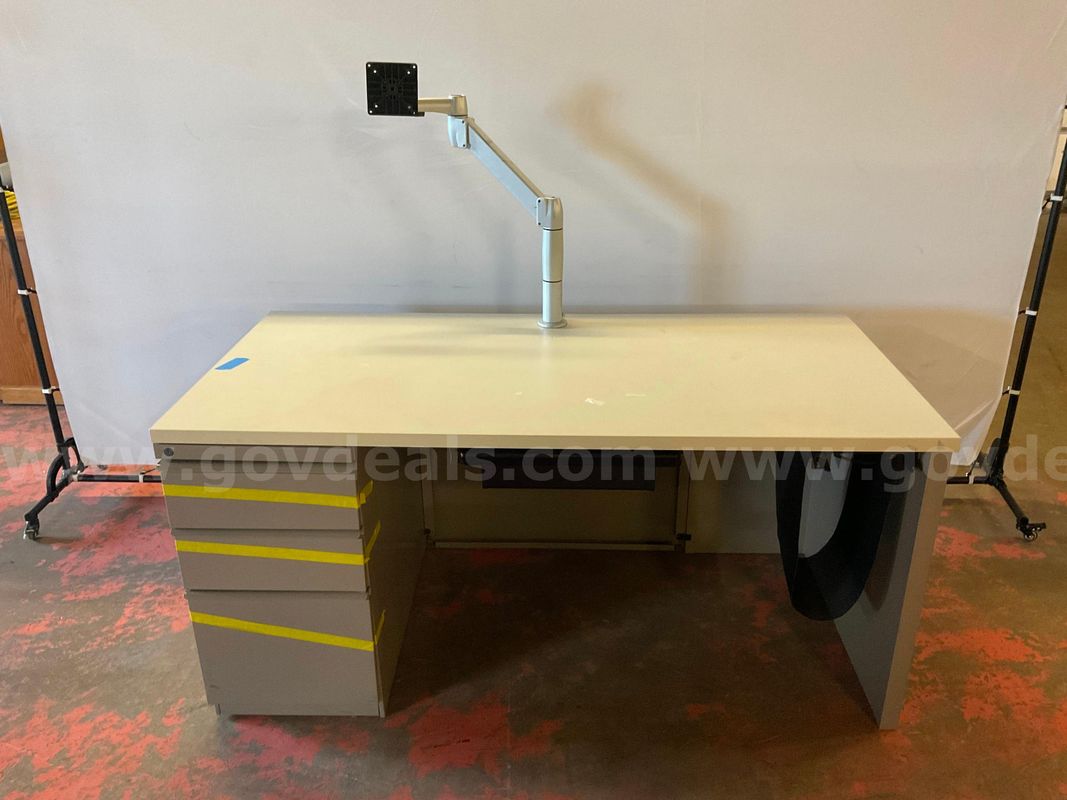 1 - Unknonwn Brand Metal / Wood Desk With 3 - Drawers