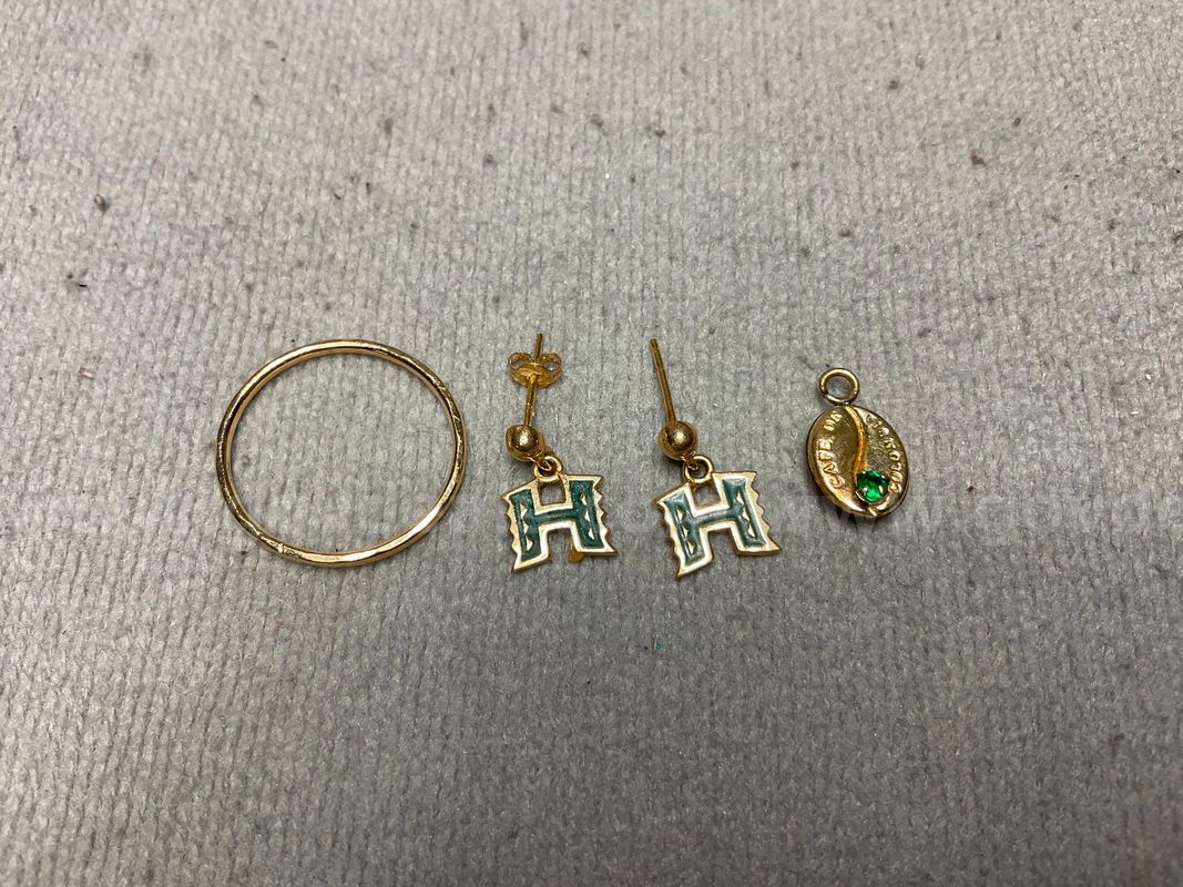 4 - Gold Pieces of Jewelry: Ring, Earrings & Pendant, 3.23g Total Weight