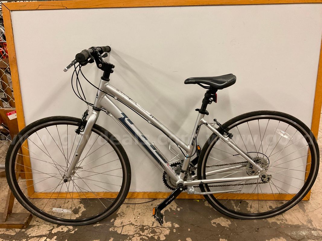 Fuji Absolute 3.0 LE Bicycle, Frame Size S/M, CT 17"