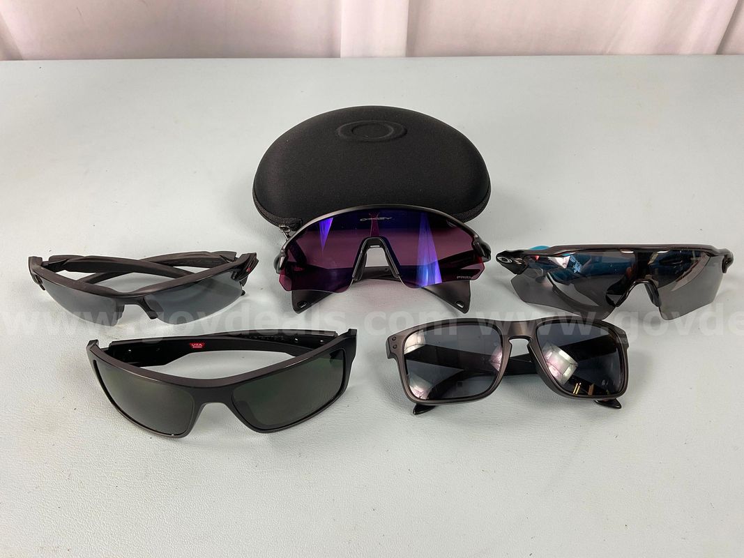 5 - Fashion Sunglasses, Labeled as Oakley With 1 - Case
