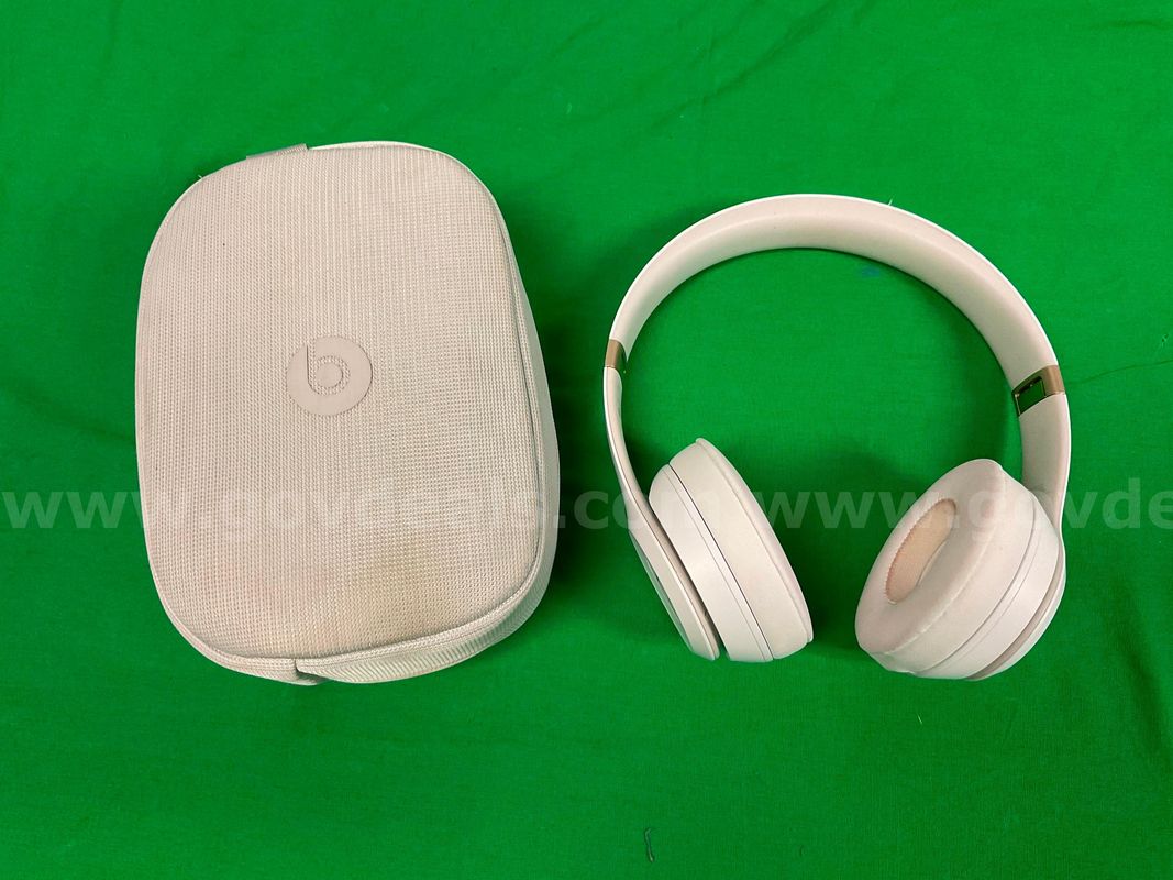 Apple Beats Solo 4 Bluetooth Wireless Headphones With Case
