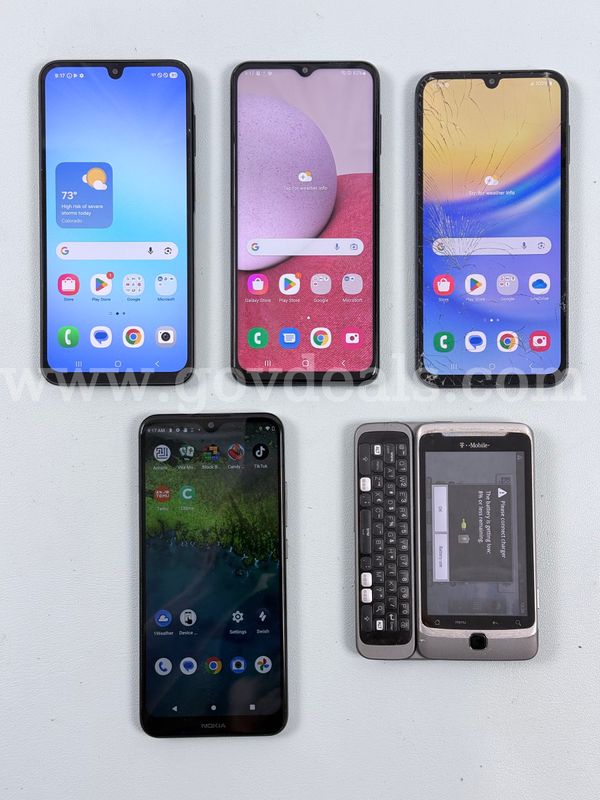 5 - Cellphones (Unlocked): 3 - Samsung, 1 - Nokia, and 1 - HTC (All Power On)