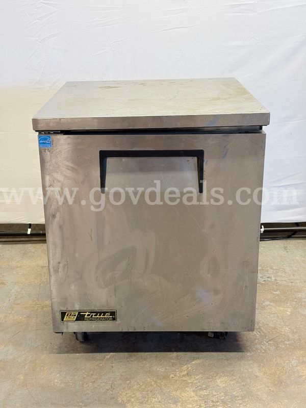 True Tuc-27 Commercial Undercounter Refrigerator on Wheels (L) 30" x (W) 27.5" x (H) 34" (Powers On)