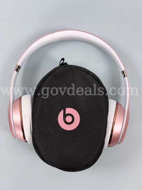 Beats Solo 3 Bluetooth Wireless Headphones with Case, Model: A1796 (Powers On)