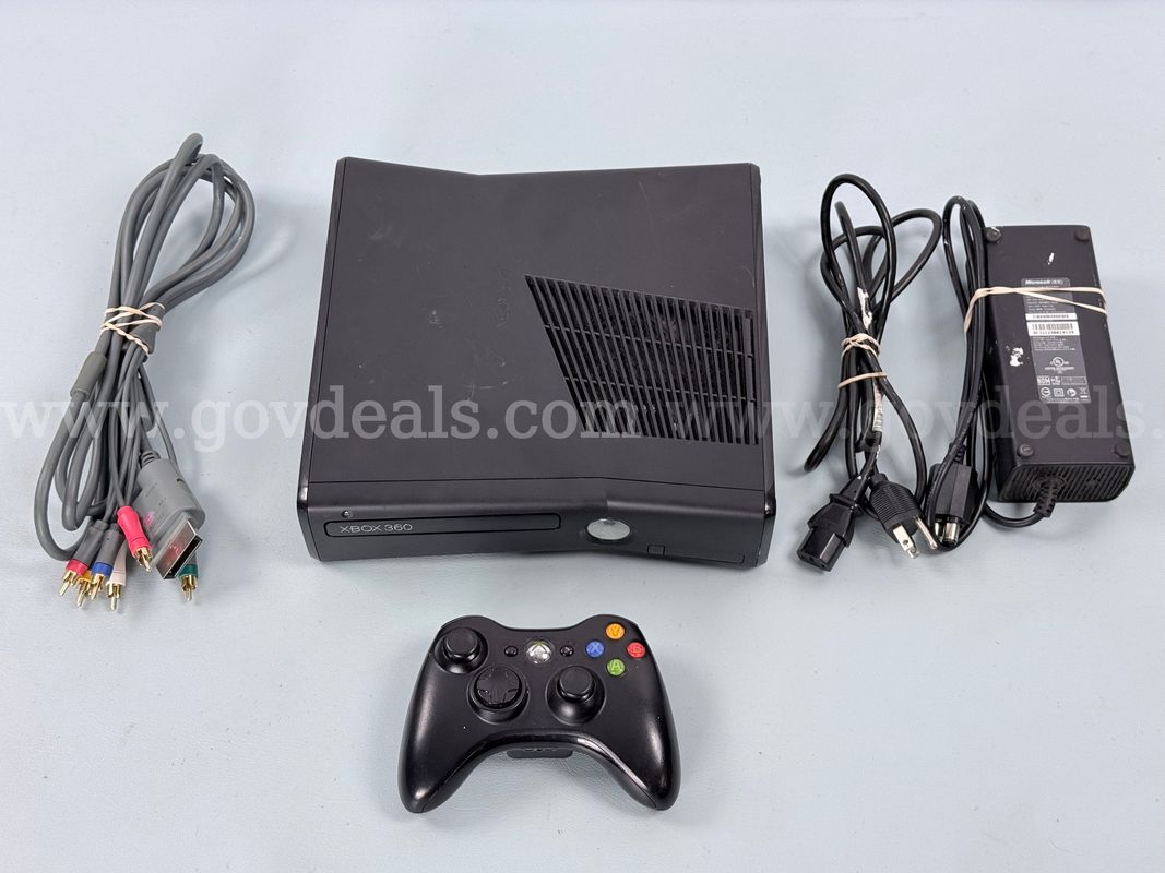 Microsoft Xbox 360 Gaming Console with Game, Controller, Power Cord, and AV Cord (Powers On)