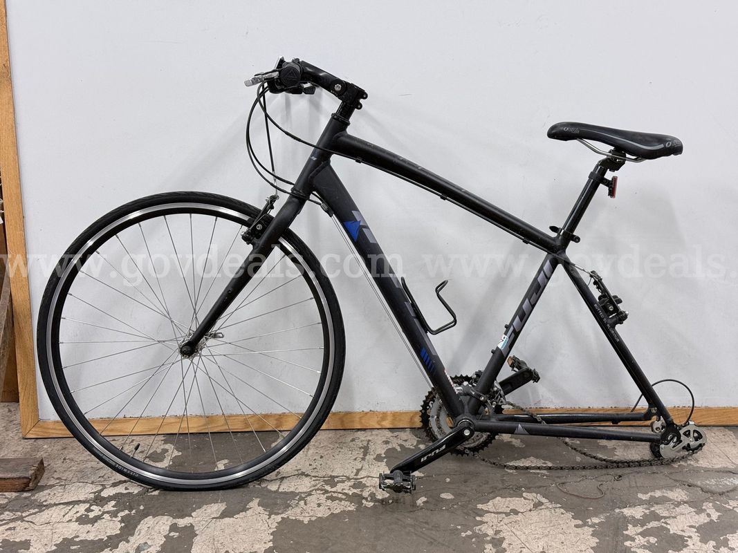 Fuji Absolute 3.0 LE Bicycle, CT 19", Size M (Missing Rear Wheel)