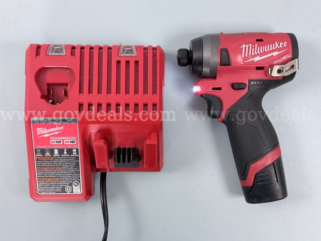 Milwaukee 1/4" Hex Impact Driver with Battery and Charger, Powers On