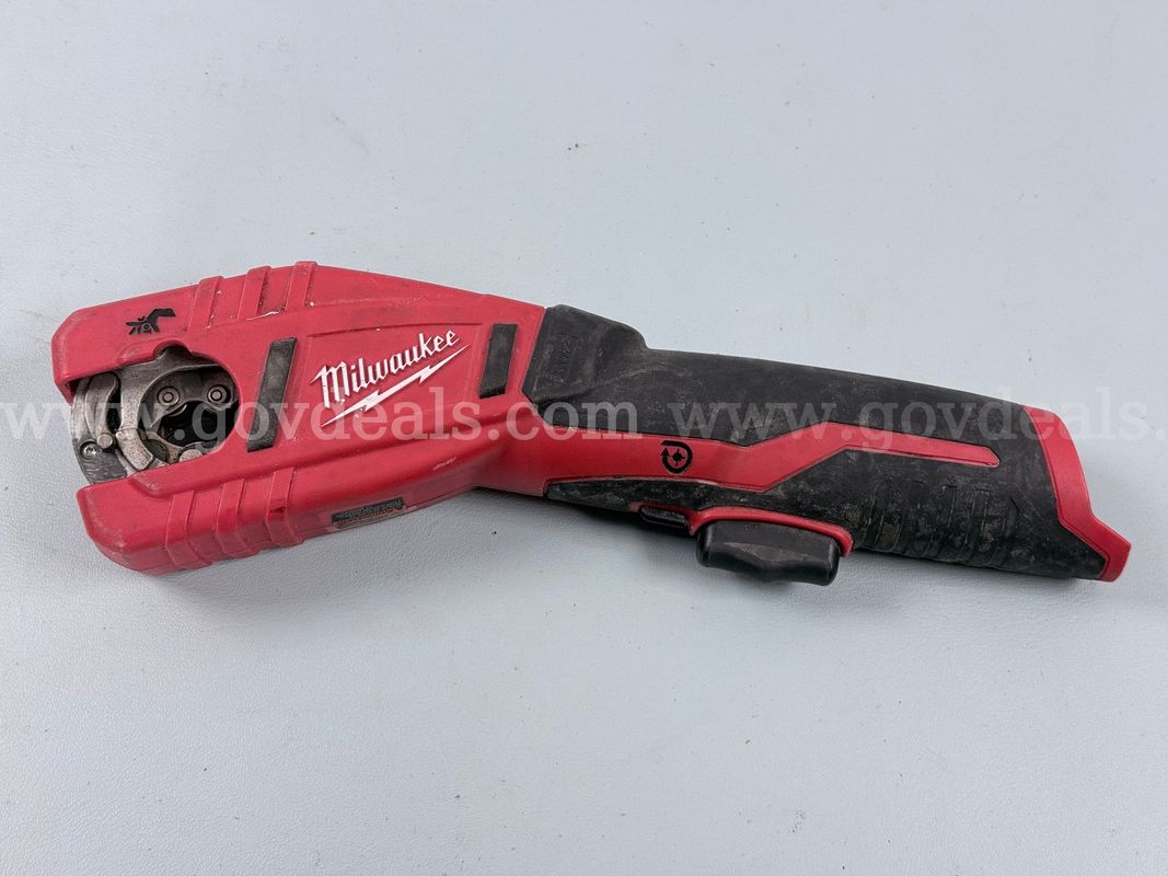 Milwaukee Copper Tubing Cutter, CAT NO. 2471-20 (Powers On, Battery Not Included)