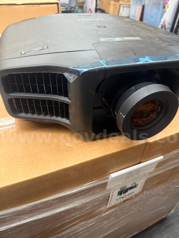 Lot of 1 Projector, and 1 HDMI Receiver