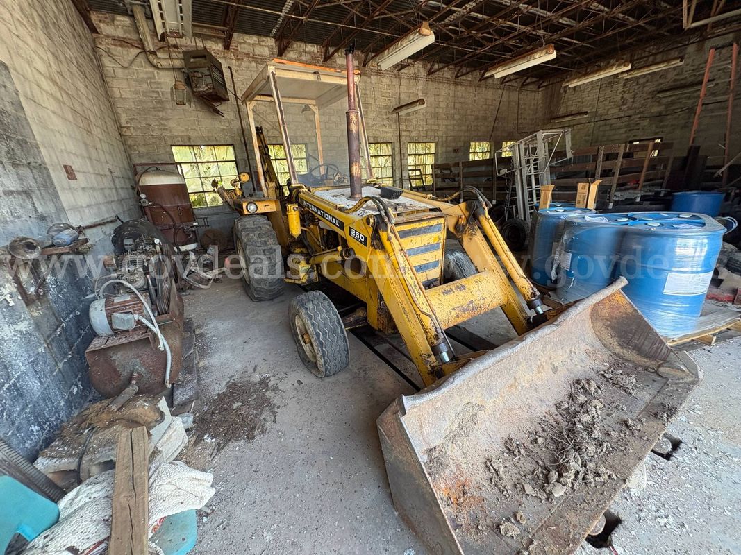 International 260A Loader Backhoe