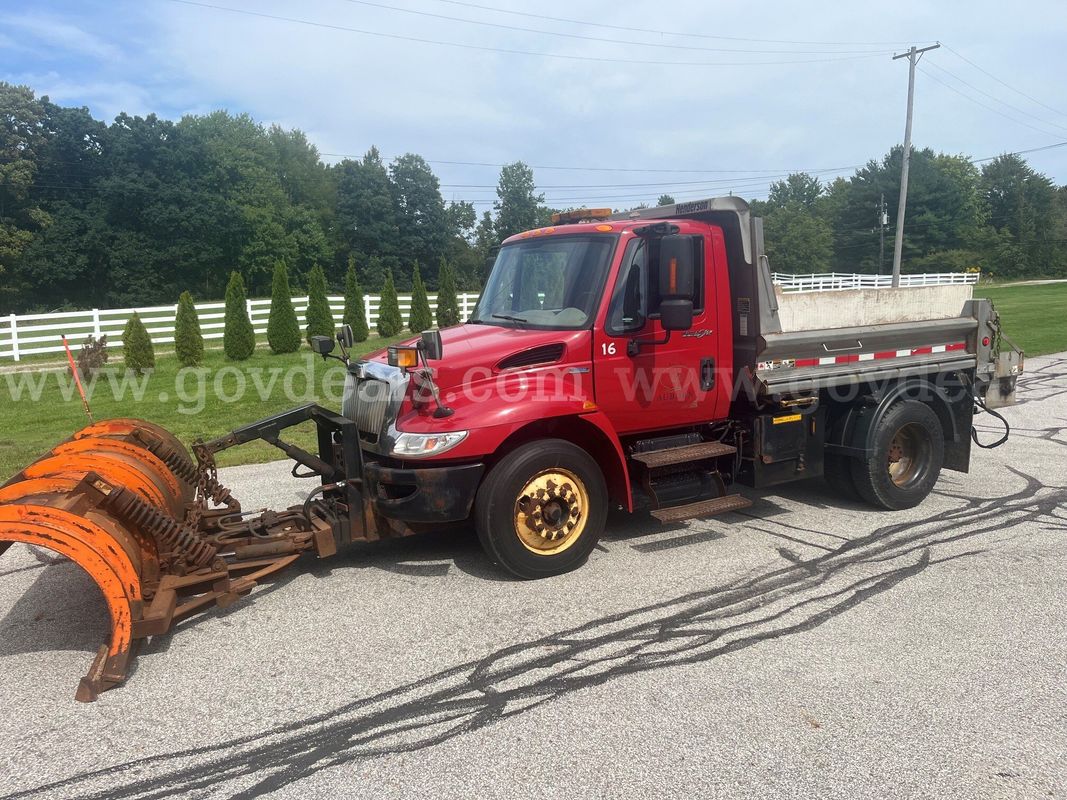 2009 International Dura Star 4300 with Henderson snow plow and salt spreader