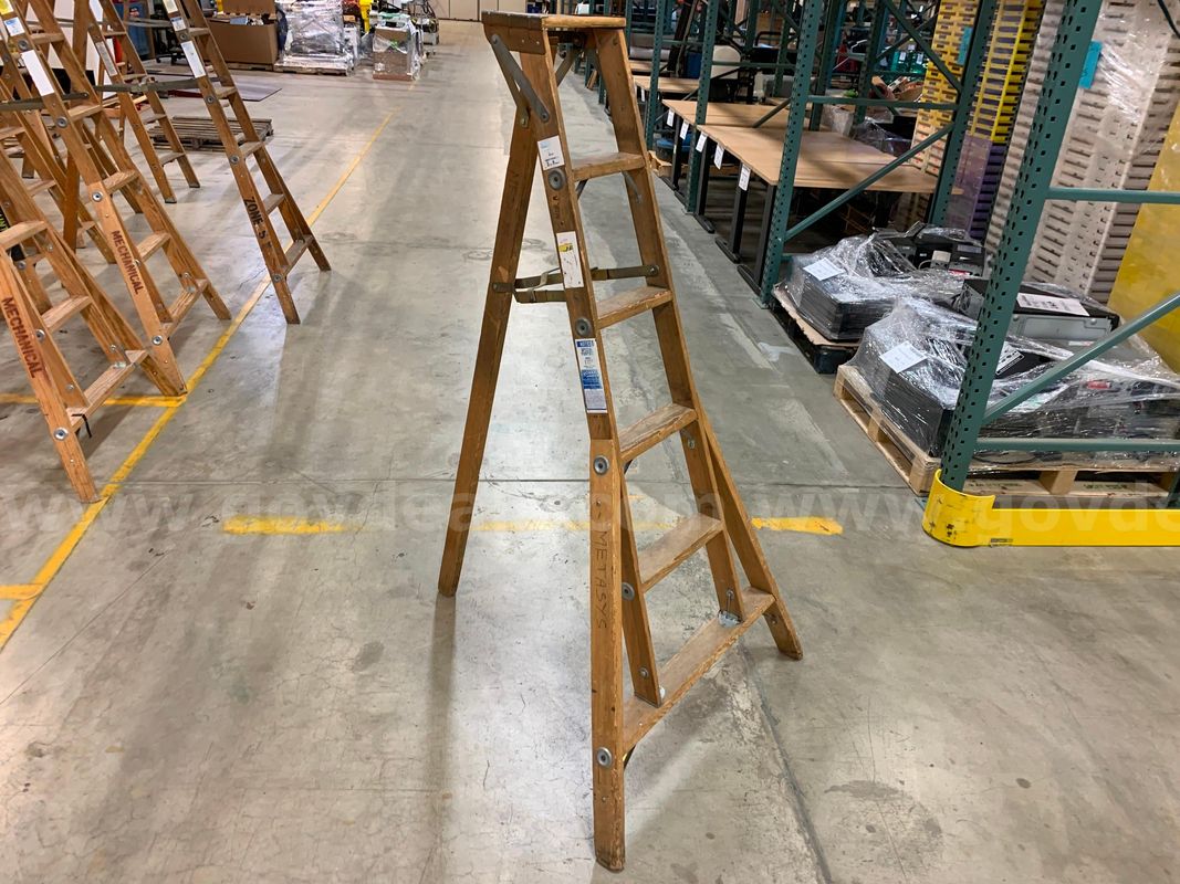 Wooden Folding Ladder 6' (ID #46087) (I9-1R) (26-1269-1) 179