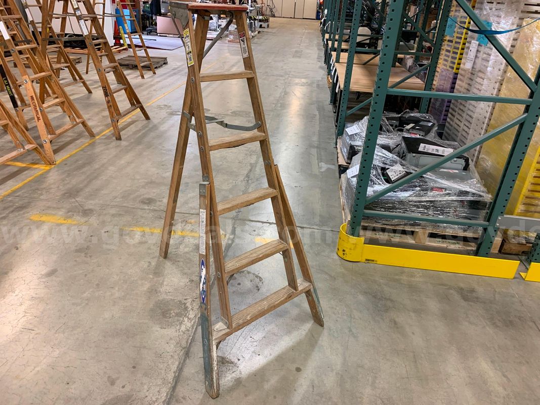Wooden Folding Ladder 6' (ID #46089) (I9-1R) (26-1269-1) 179