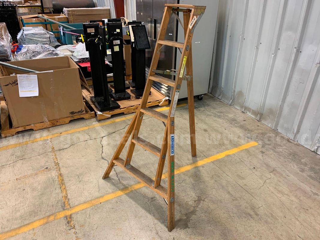 Wooden Folding Ladder 6' (ID #46090) (I9-1R) (26-1269-1) 179
