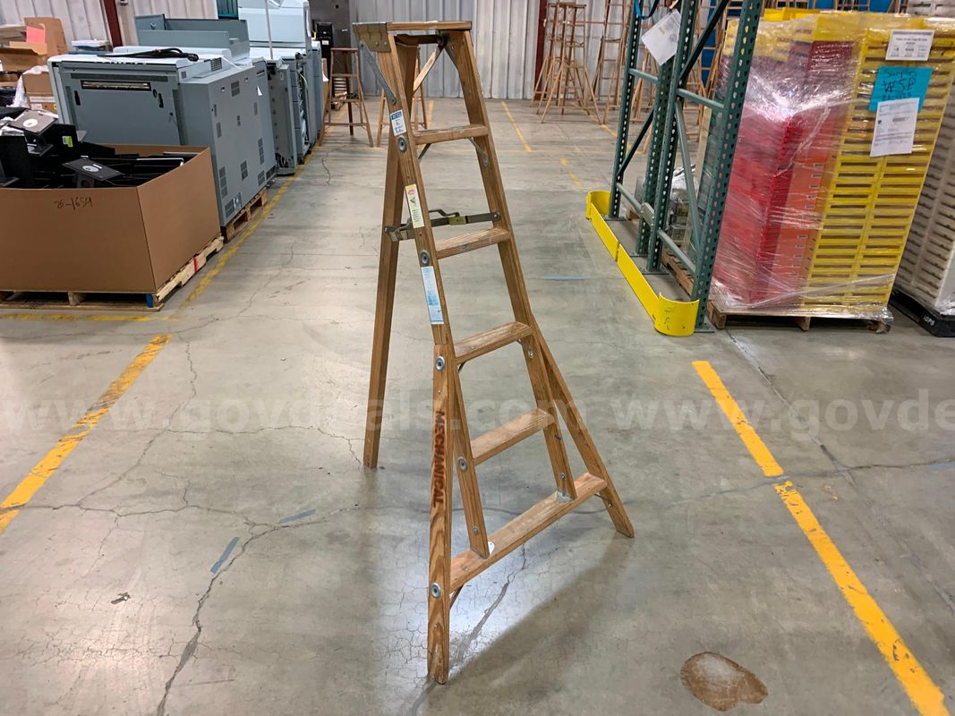Wooden Folding Ladder 6' (ID #46092) (I9-1R) (26-1269-1) 179