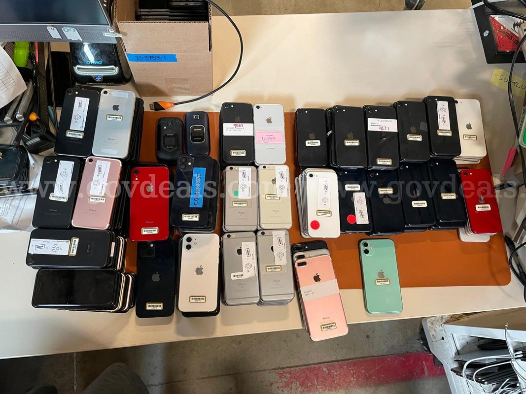Lot of ct.211 Cell Phones- iPhones | Two Boxes (ID# 46414) (H01-3R) (25-4748-2) 300