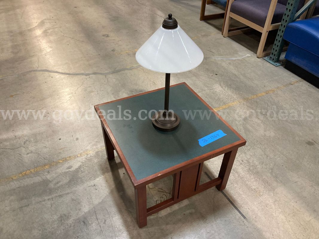 End Table with Lamp (ID #46494) (G09-1R) (26-1364-15) 225