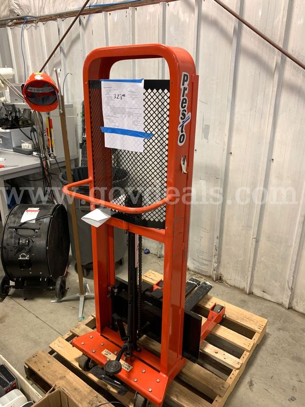 Prestolift Hydraulic Stacker Lift Truck M252 1000lbs with Adj. Forks (ID# 46616) (J06-1L) (26-1502-2) 85227