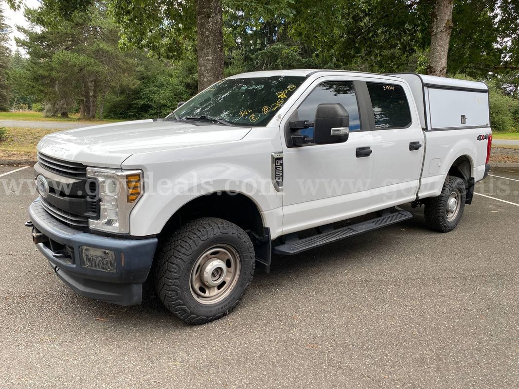 2018 Ford F-350 SD XL Crew Cab 4WD PU w/Canopy (ID #46787) (FTL) (26-2043) 11700