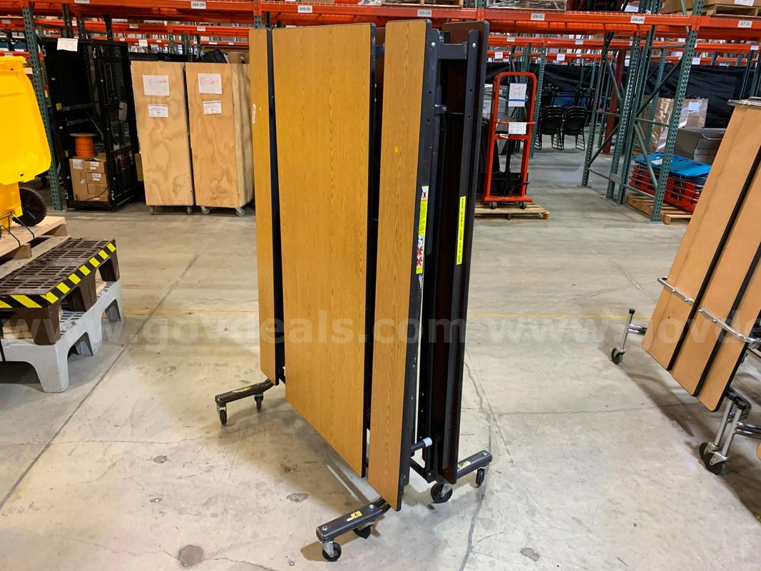 Folding Table With Seating (ID #46860) (J61R) (26-1279-2) 35405