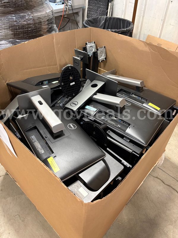 Pallet of Assorted Dell & ViewSonic Monitors (ID# 46903) (I03-1R) (26-1971-1) 095