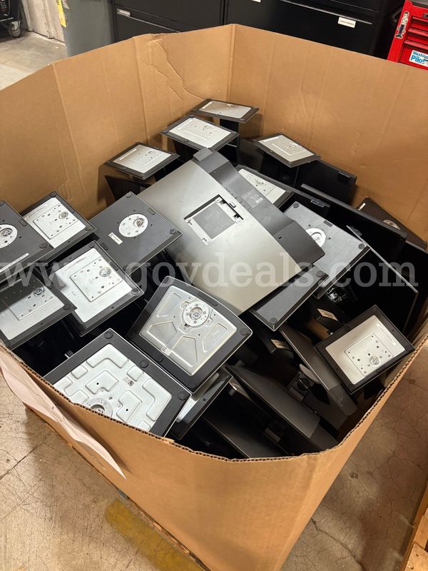 Pallet of Dell Monitors (ID# 46927) (G05-2L) (26-1971-1) 095