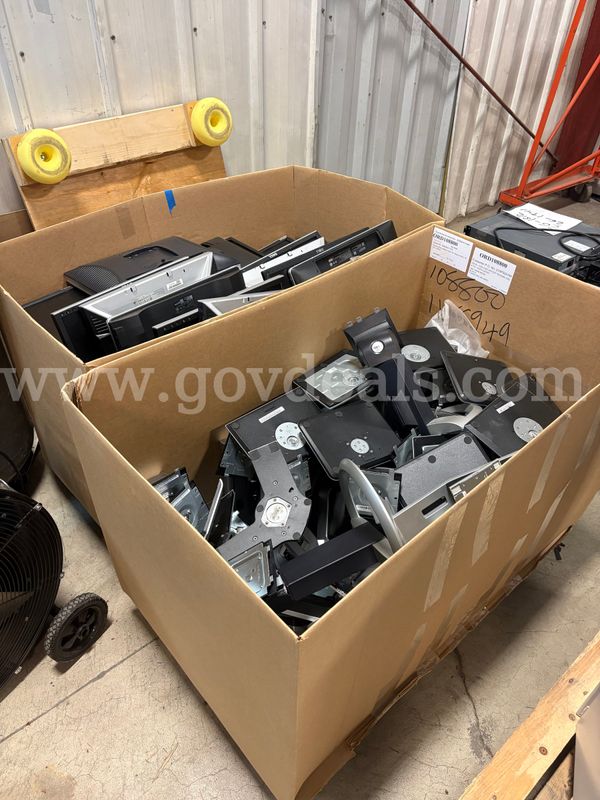 Assorted Monitors & Stands | Dell & More! | 1 PLT (ID# 46933) (G09-2L) (26-1931-5) 300