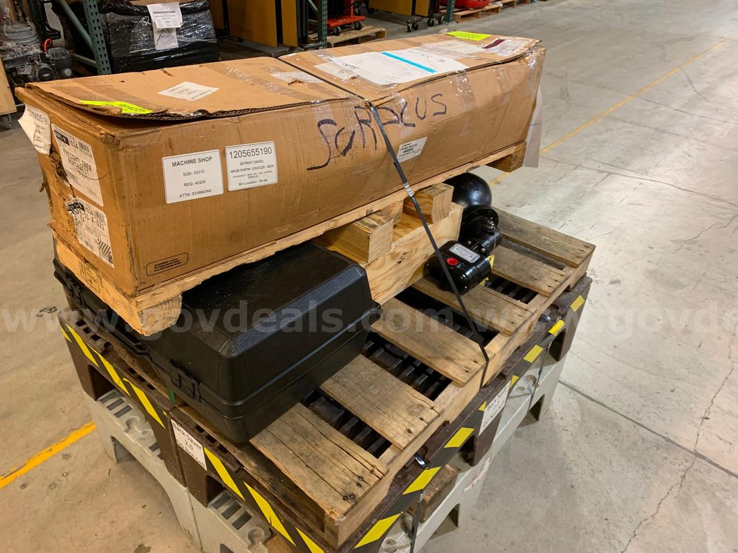Pallet With Detroit Crankshaft & Oil Seal Carrier (ID #46974) (J3-2L) (26-1458-4) 405