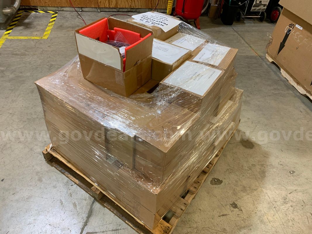Pallet of Windshield-mount Antennas (ID #46977) (J4-3R) (26-1799-5) 225