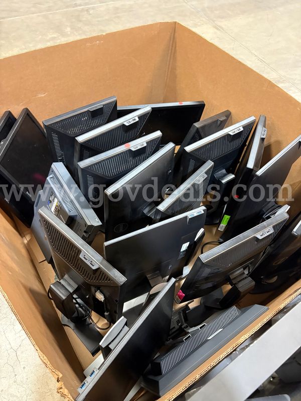 Assorted Dell Monitors | Approx. Ct.19 | 1 PLT (ID# 46983) (J07-2L) (26-0998-86) 310