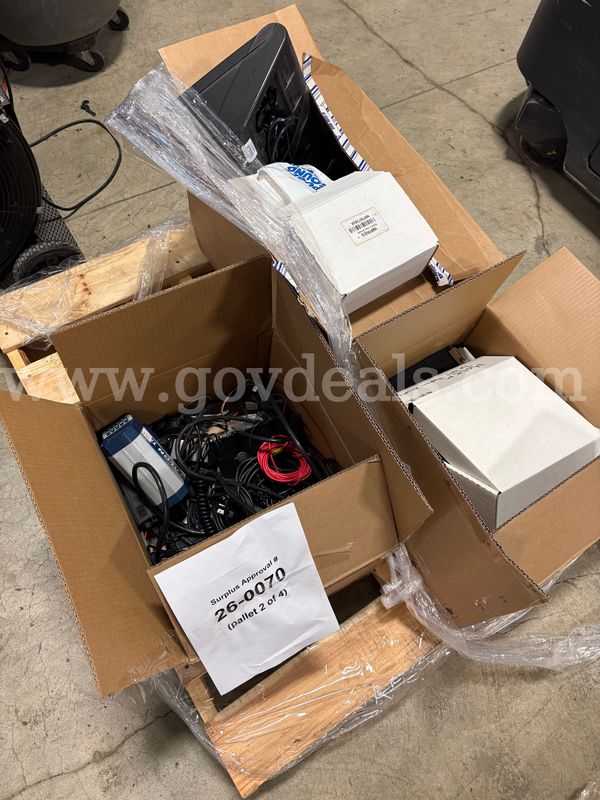 Motorola Radios/Radio Chargers & Other Misc. Police Gear | 1 PLT (ID# 47003) (I04-2L) (26-0070-43) 376
