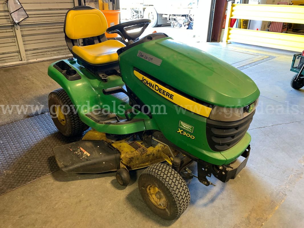 20013 John Deere X300 Riding Mower (ID# 47018) (WHSE) (26-1219-1) 477