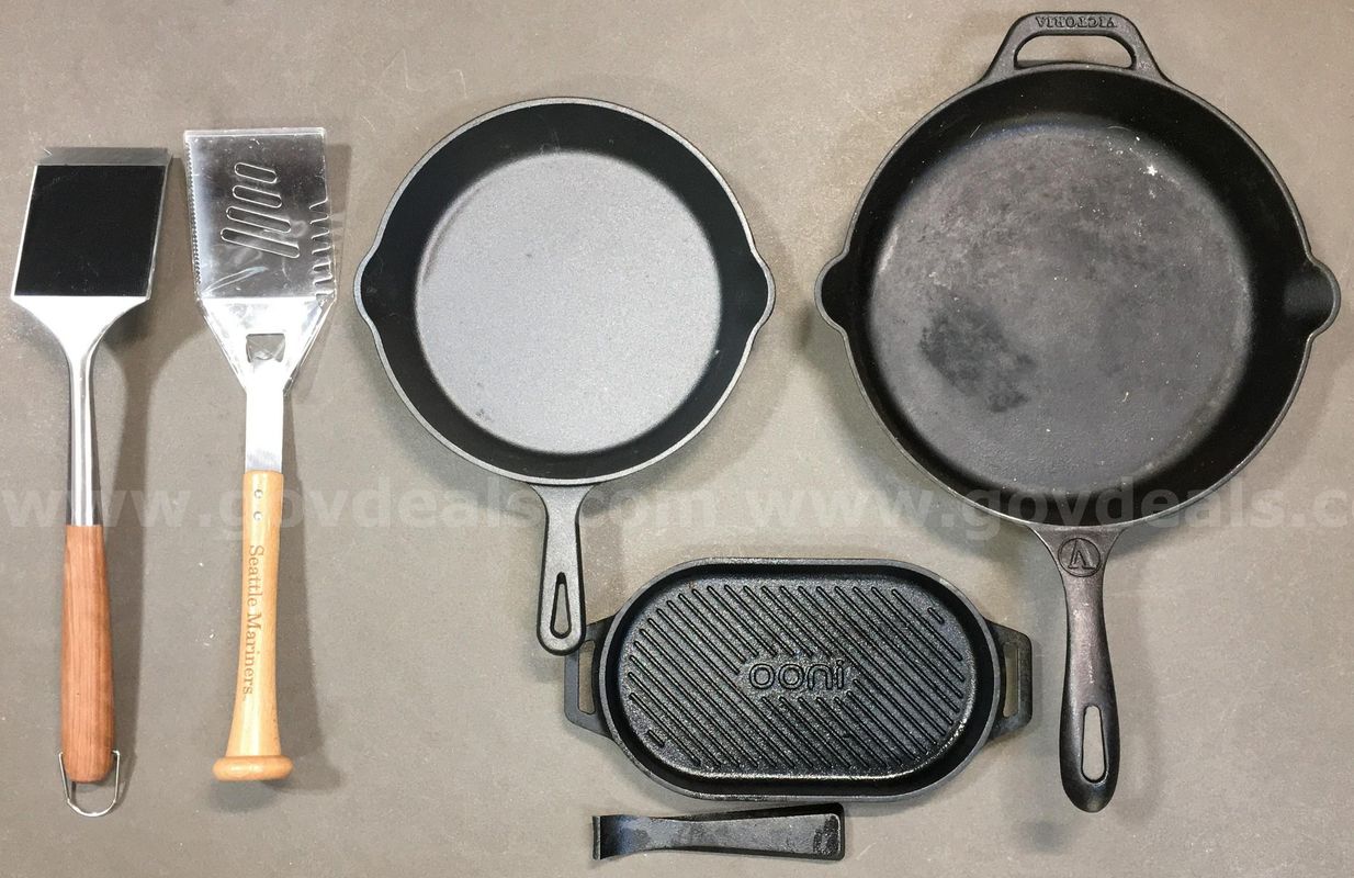Cast Iron Skillet & Grill Accessories Lot (ID# 47079) (TSA #4) (NO UPC) (10)