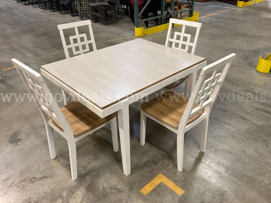 Lot, Table and 4 Chairs (ID #47097) (G12-2L) (26-2220-1) 310