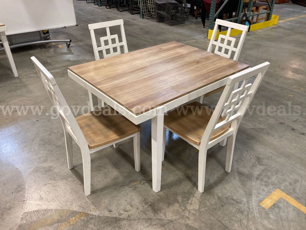 Lot, Table and 4 Chairs (ID #47099) (G13-2R) (26-2220-1) 310