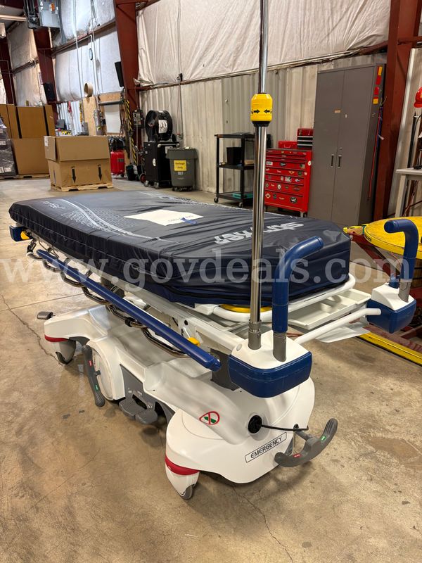 Stryker Emergency Medical Stretcher (ID# 47166) (Middle F07-2L) (26-1993-3) 39027