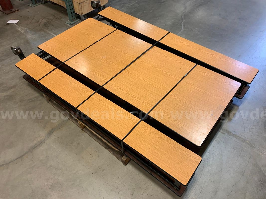 Folding Table With Seating (ID #47350) (I4-3LR) (26-1279-4) 35405
