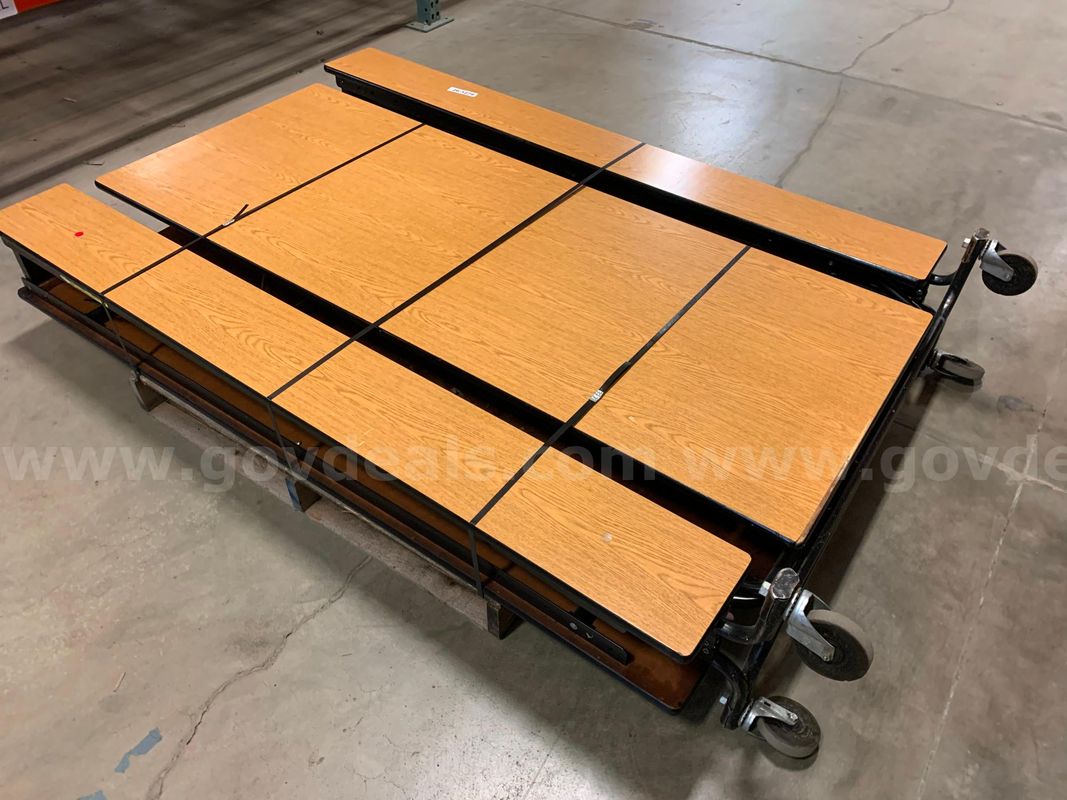 Folding Table With Seating (ID #47351) (H2-6LR) (26-1279-4) 35405