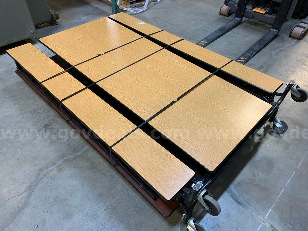 Folding Table With Seating (ID #47352) (I9-3LR) (26-1279-4) 35405