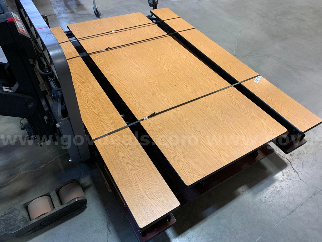 Folding Table With Seating (ID #47353) (I7-3LR) (26-1279-4) 35405