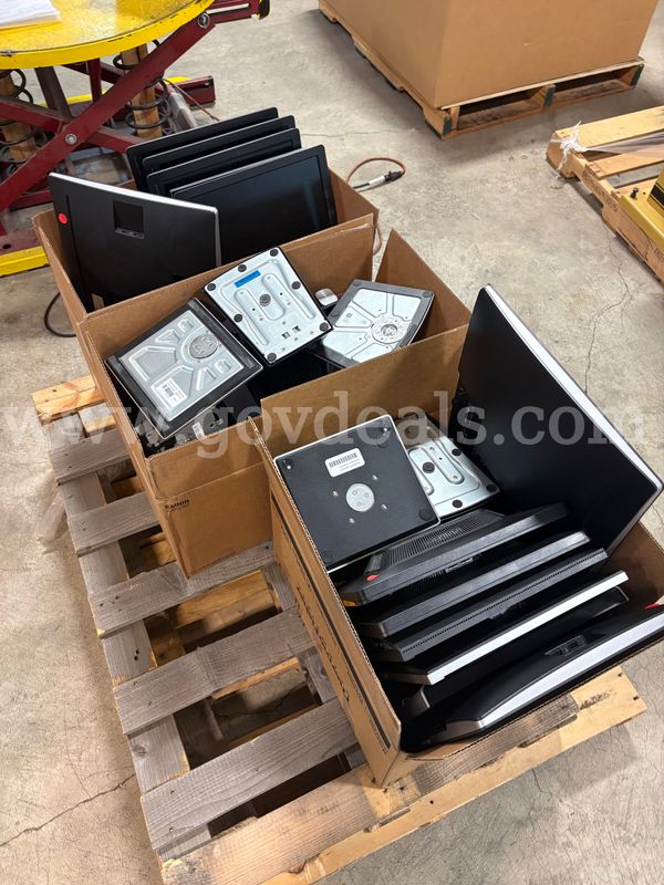 Pallet of Assorted Monitors (ID# 47362) (I03-2R) (26-1718-16) 303