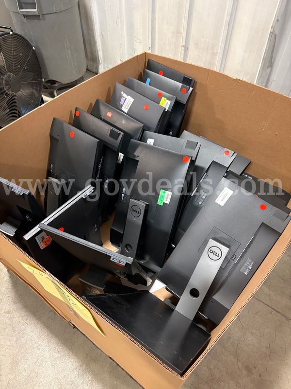 Pallet of Assorted Monitors (ID# 47363) (J12-1L) (26-2247-101) 310