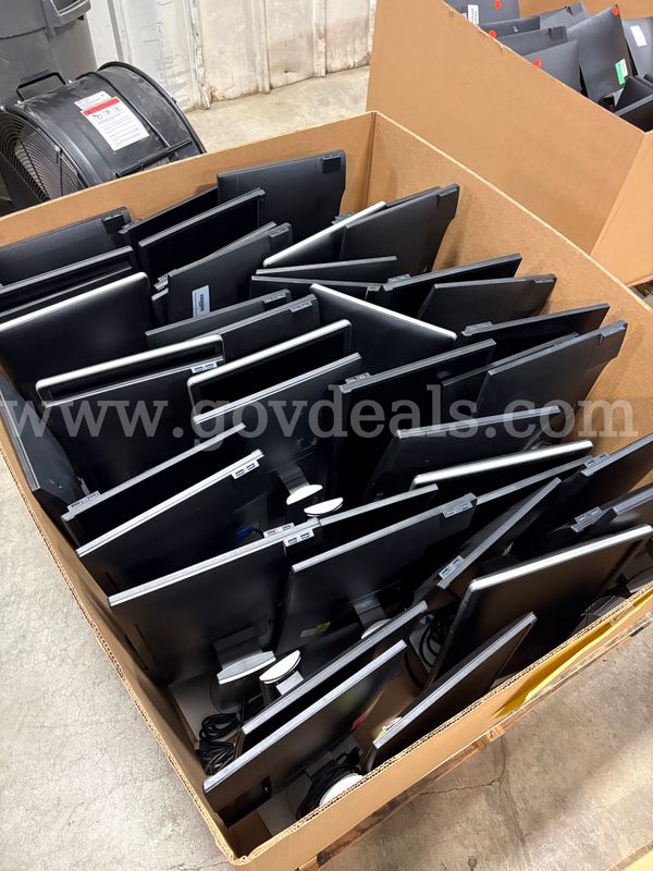 Pallet of Assorted Monitors (ID# 47364) (J10-1L) (26-2344-101) 310